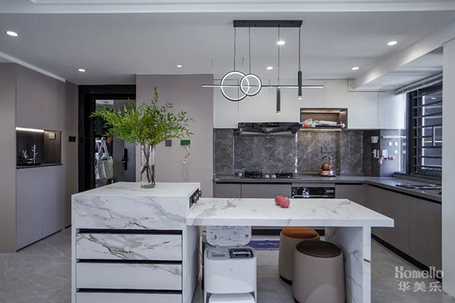 120㎡現(xiàn)代三居室，開放式廚房加島臺(tái)設(shè)計(jì)，這樣的橫廳布局真的很美好